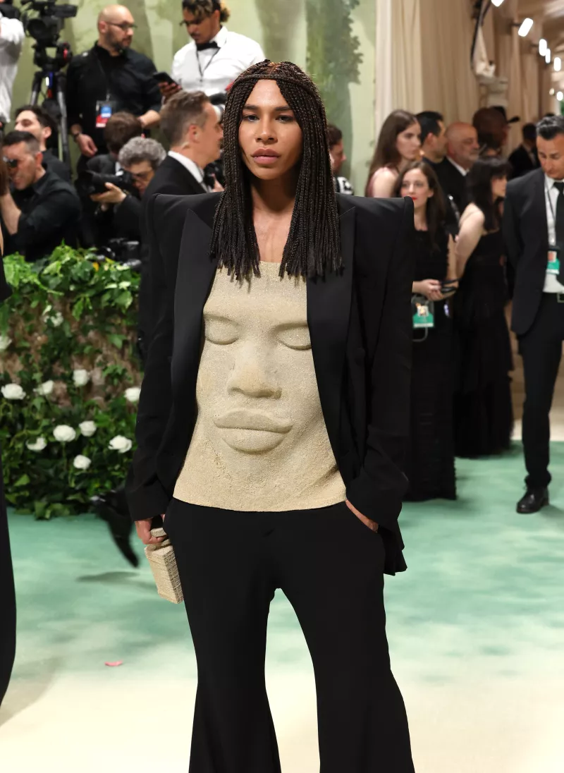 Rousteing llevó su propia cara en un top de arena