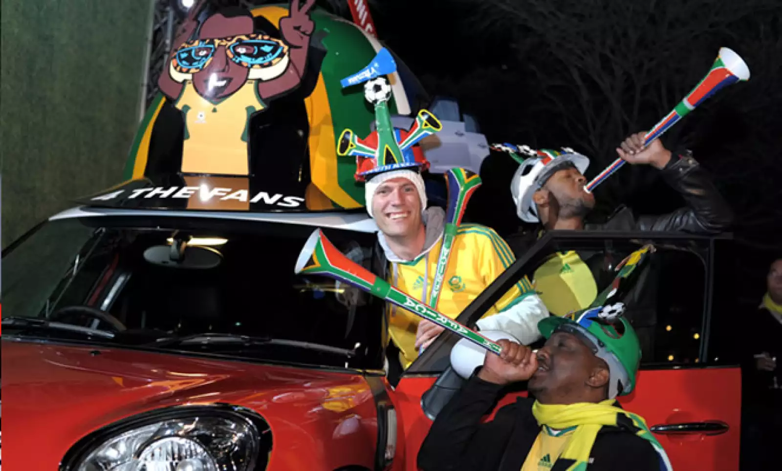 Adicionalmente, BMW ha lanzado en Sudáfrica 6 versiones de su modelo ‘Mini’, con los colores de su bandera en distintas partes del automóvil.