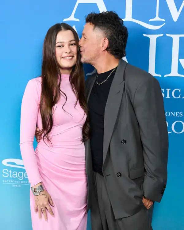 Alejandro Sanz y sus hijos en la alfombra roja del musical
