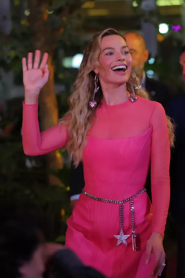 Margot Robbie con un vestido rosa en la Ciudad de México. 