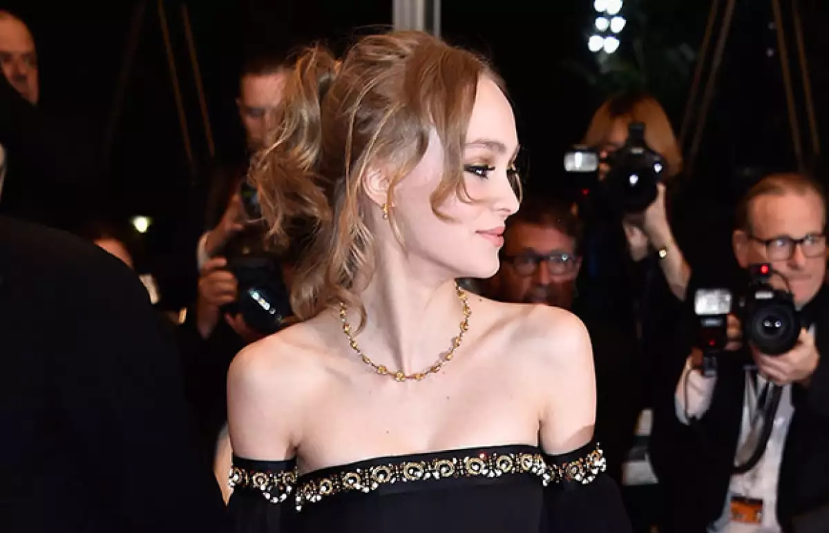 Si creías que después de ser la estrella del festival de Cannes, la graduación de Lily-Rose Depp sería un evento de poca importancia, ¡te equivocas! Mira su vestido y te sorprenderás.