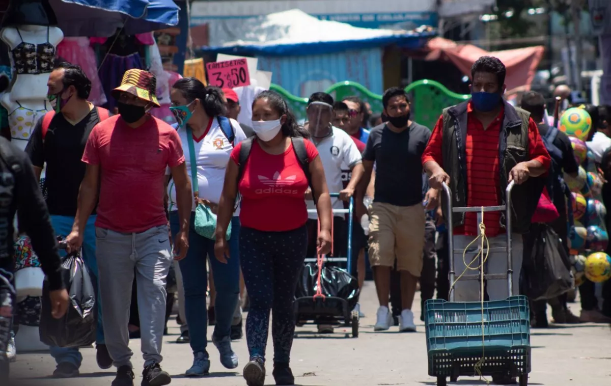Ente medidas sanitarias de la "nueva normalidad" y aún en semáforo rojo, personas asisten al mercado de la Merced
