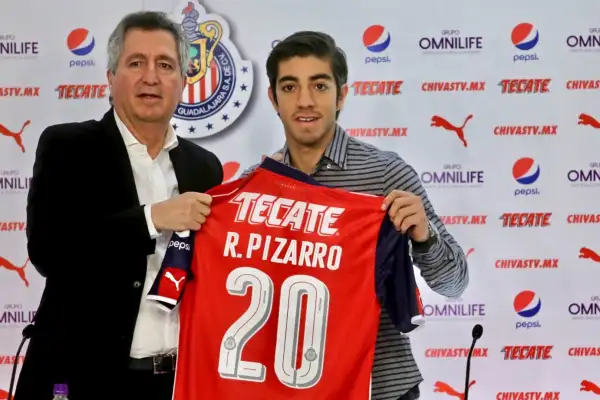  Jorge Vergara, dueño del Club Guadalajara; Matías Almeida, Director Técnico; José Luis Higuera, CEO del Grupo Omnilife, encabezaron la presentación del nuevo refuerzo de Chivas, Rodolfo Pizarro, jugador proveniente del Club Pachuca. El evento se llevó a cabo en las instalaciones del estadio Chivas.
