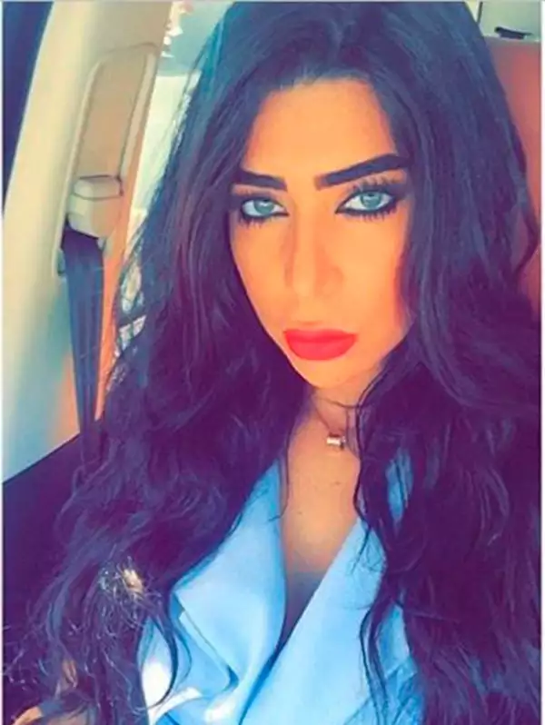 Jasmin es una guapa diseñadora de moda.