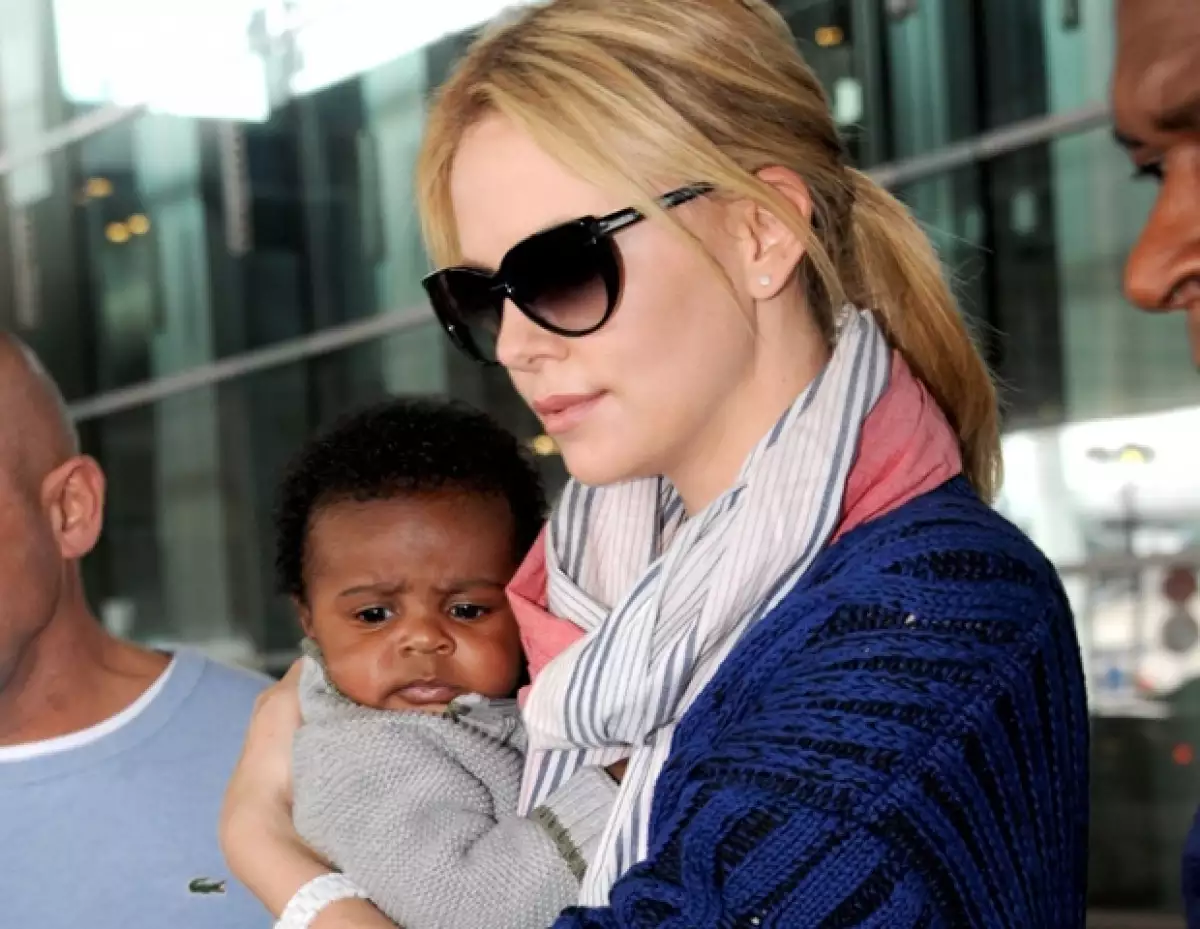 La actriz y el pequeño Jackson fueron captados a su llegada al Aeropuerto Internacional Roissy Charles De Gaulle en París, Francia.