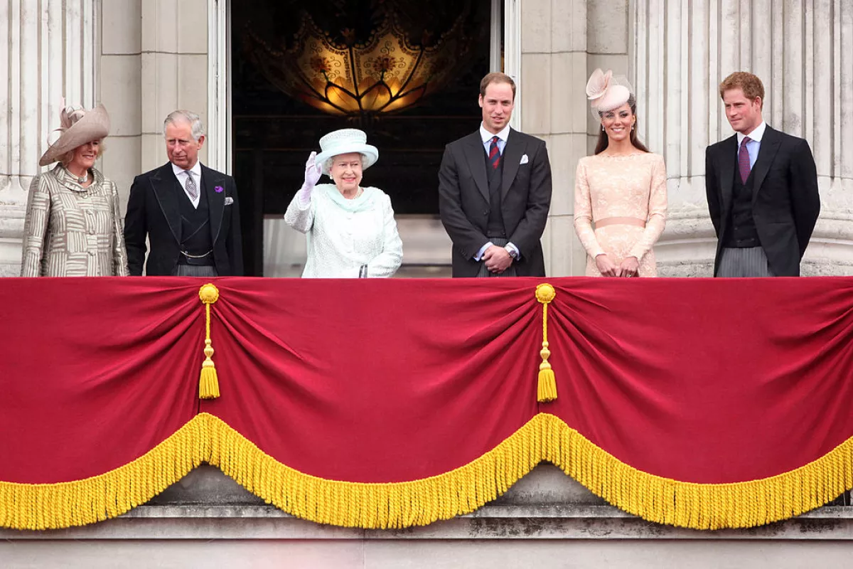 Camila, duquesa de Cornualles, príncipe Carlos, reina Isabel II, príncipe William, Kate Middleton y príncipe Harry