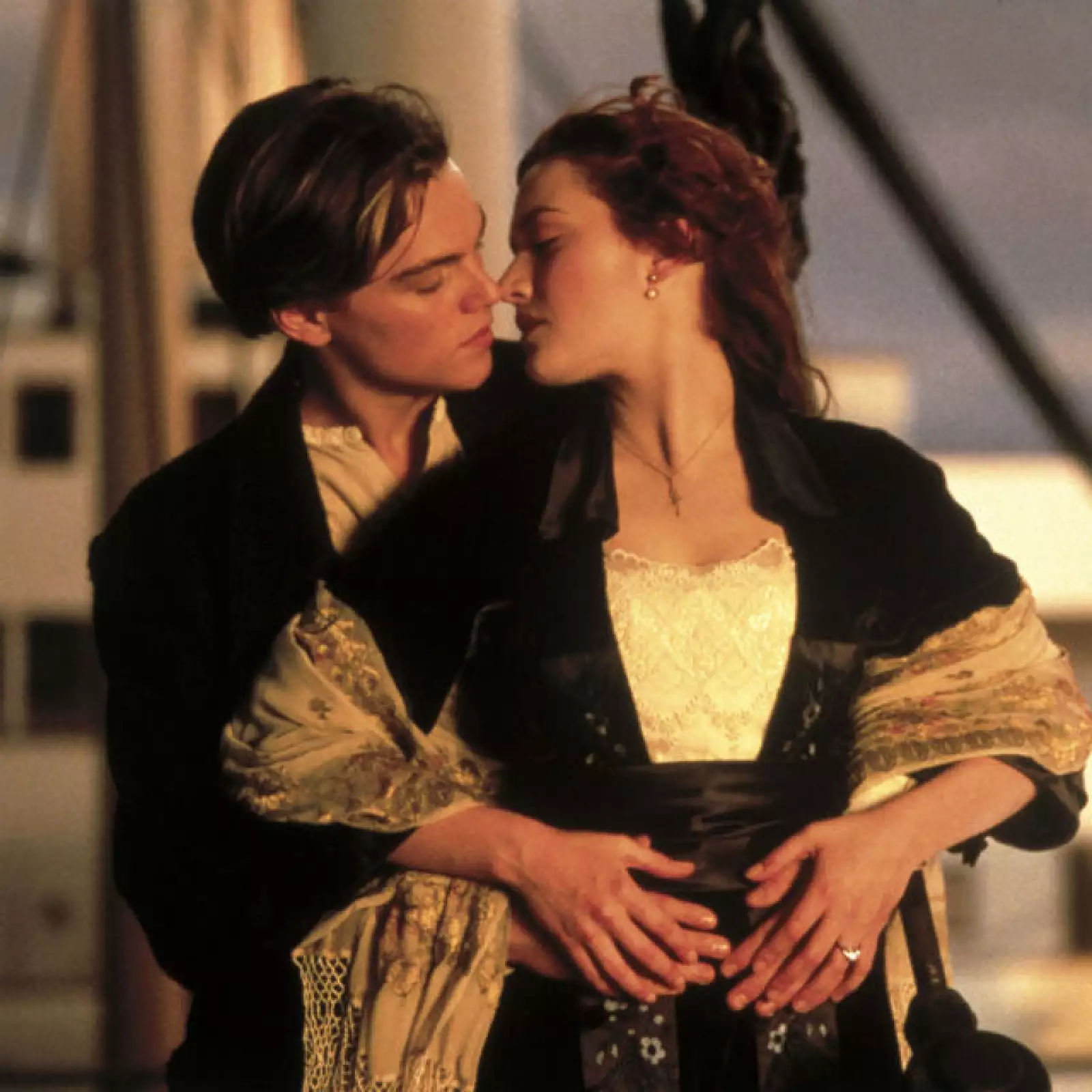 Es inevitable que Titanic, de 1997, pase desapercibida  por la gran historia de amor entre Leonardo DiCaprio y Kate Winslet.