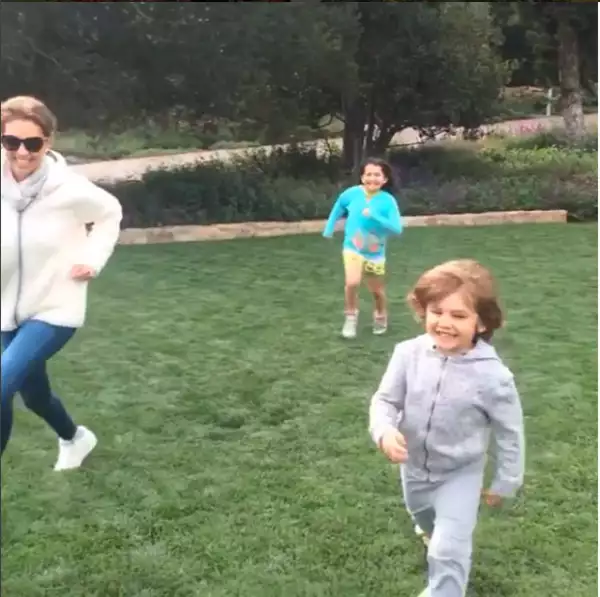 La cantante es una mamá apasionada y disfruta consentir a sus dos hijos, Matthew Alejandro y Sabrina Sakaë, de 4 y 8 años respectivamente.