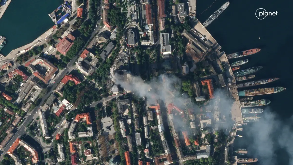 Una imagen de satélite muestra el humo de un cuartel general de la Armada rusa del Mar Negro después de un ataque con misiles, mientras continúa la invasión rusa de Ucrania, en Sebastopol, Crimea, el 22 de septiembre de 2023.