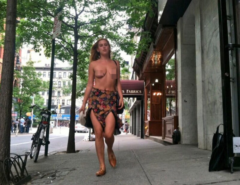 La hija de Demi y Bruce Willis subió esta imagen en la que aparece caminando topless, misma que fue censurada.