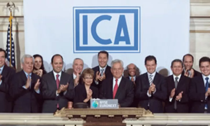 Bernardo Quintana, presidente del Consejo de Administración de la empresa tocó el timbre de cierre de operaciones en la Bolsa de Valores de Nueva York. (Foto: Cortesía ICA)