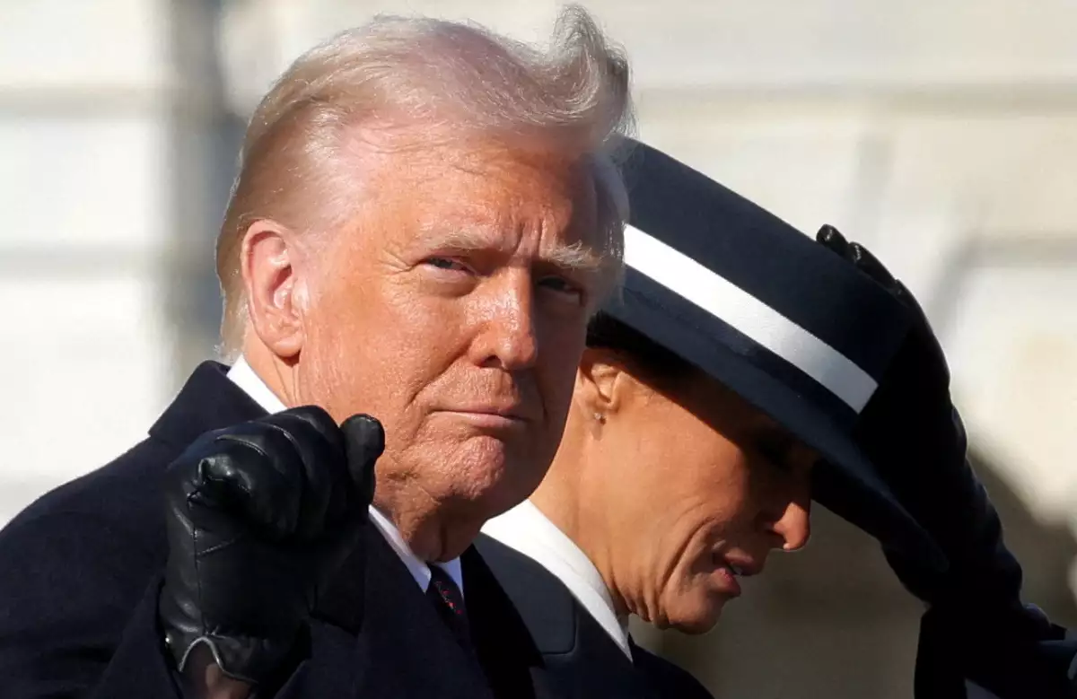 El presidente de los Estados Unidos, Donald Trump, hace gestos junto a la primera dama de los Estados Unidos, Melania Trump, al salir del edificio del Capitolio de los Estados Unidos el día de la inauguración del segundo mandato presidencial de Donald Trump en Washington, EE. UU., 20 de enero de 2025.