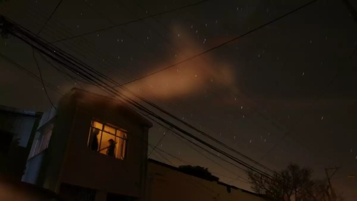 un par de personas durante el apagon en chlile