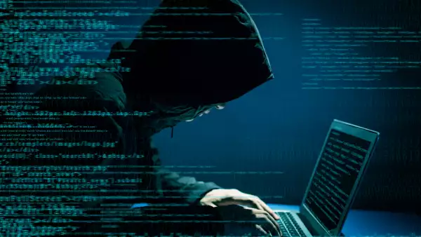 Hacker atacando internet