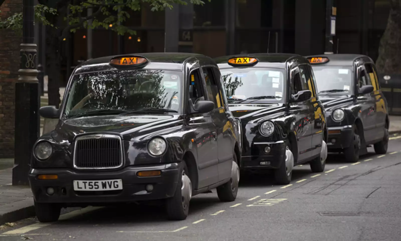 Si hablamos de tradición, el color oscuro de los taxis en la capital de Inglaterra es un clásico.