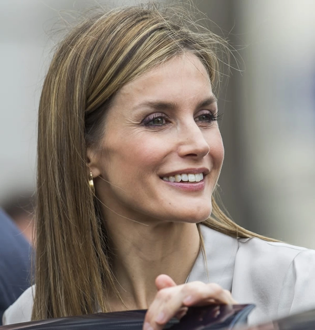 Lejos quedaron los días en que Letizia se mostraba seria en público. En su regreso a Asturias, el lugar donde nació, lució alegre y hasta se tomó una que otra selfie.