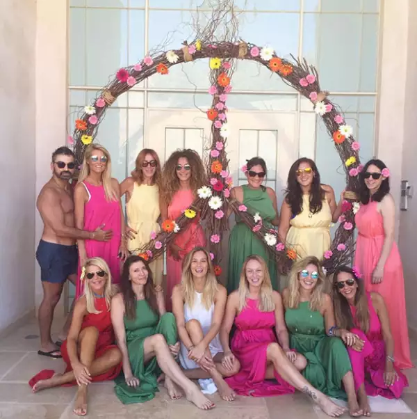 Entre coloridas amigas y fotos súper hot, la ex de Leonardo DiCaprio está lista para pisar el altar.