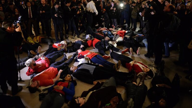 Personas participa en una protesta llamada 'die-in' en contra de la decisión de un gran jurado de no procesar a un policía en Nueva York