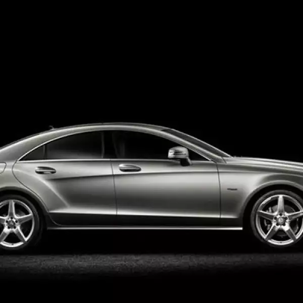 El nuevo Mercedes-Benz CLS mantiene muchos detalles de su antecesor: el bajo toldo, la forma que asemeja a un coupé, las cuatro puertas, cofre pronunciado y curvo y la cajuela.