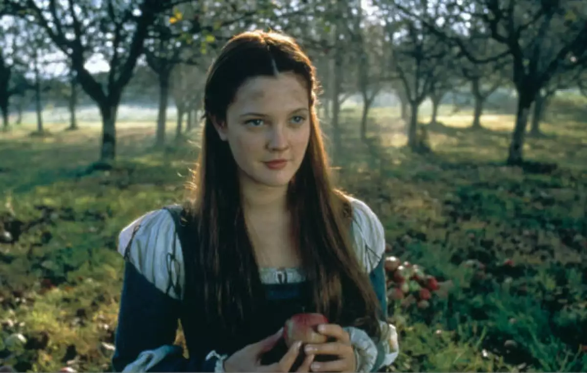 Este viernes estrena la nueva versión de la famosa película de Disney, pero a lo largo de los años diversas actrices se han puesto la zapatilla para dar vida a este icónico personaje de cuento.