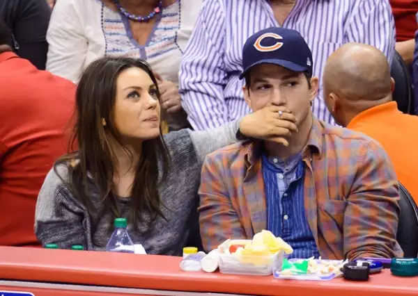 Mila presumió su anillo de compromiso.