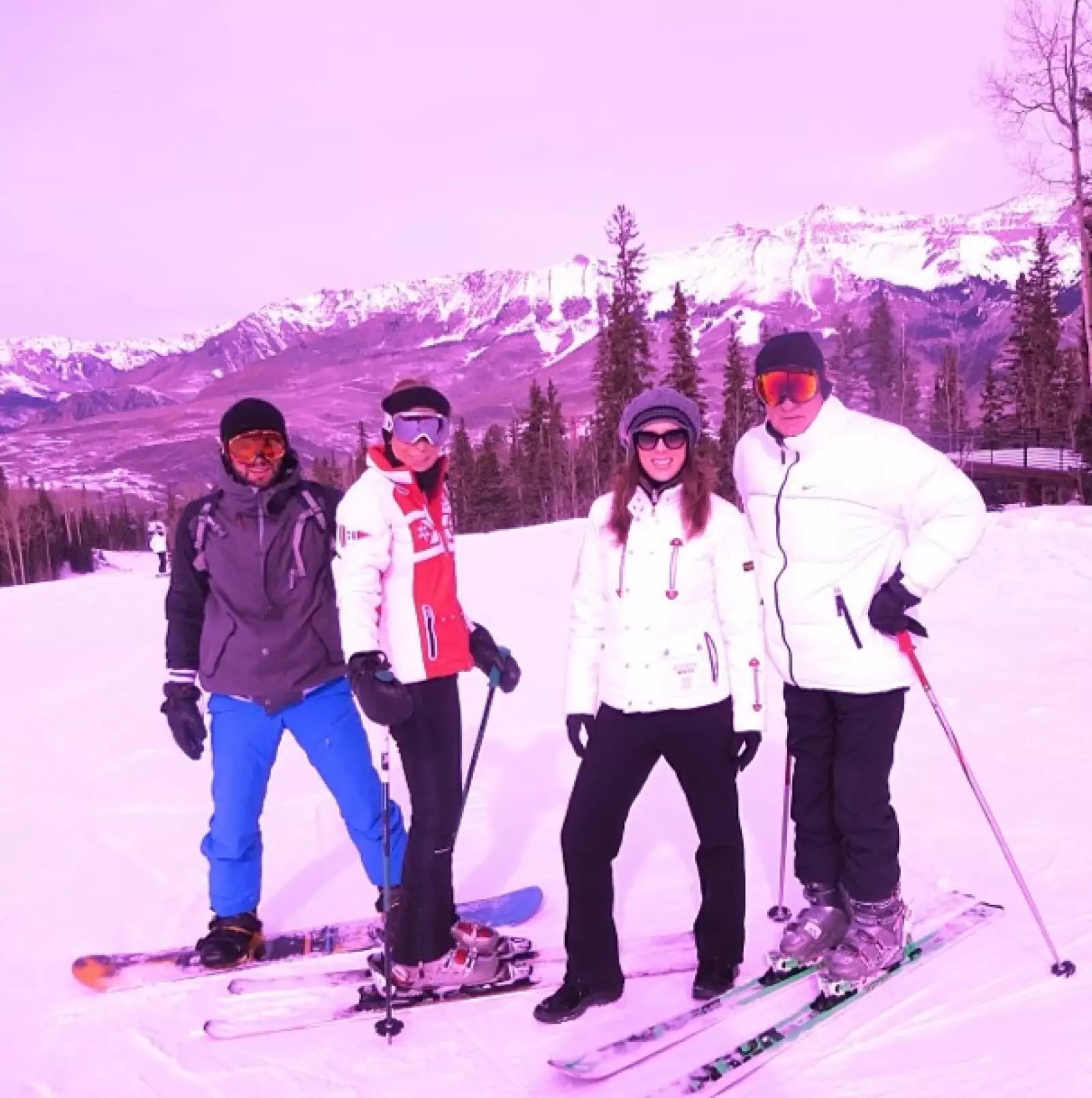 En compañía de su esposo, Martín Fuentes, y de la pequeña Jacky la familia se fue a esquiar a Telluride, Colorado.