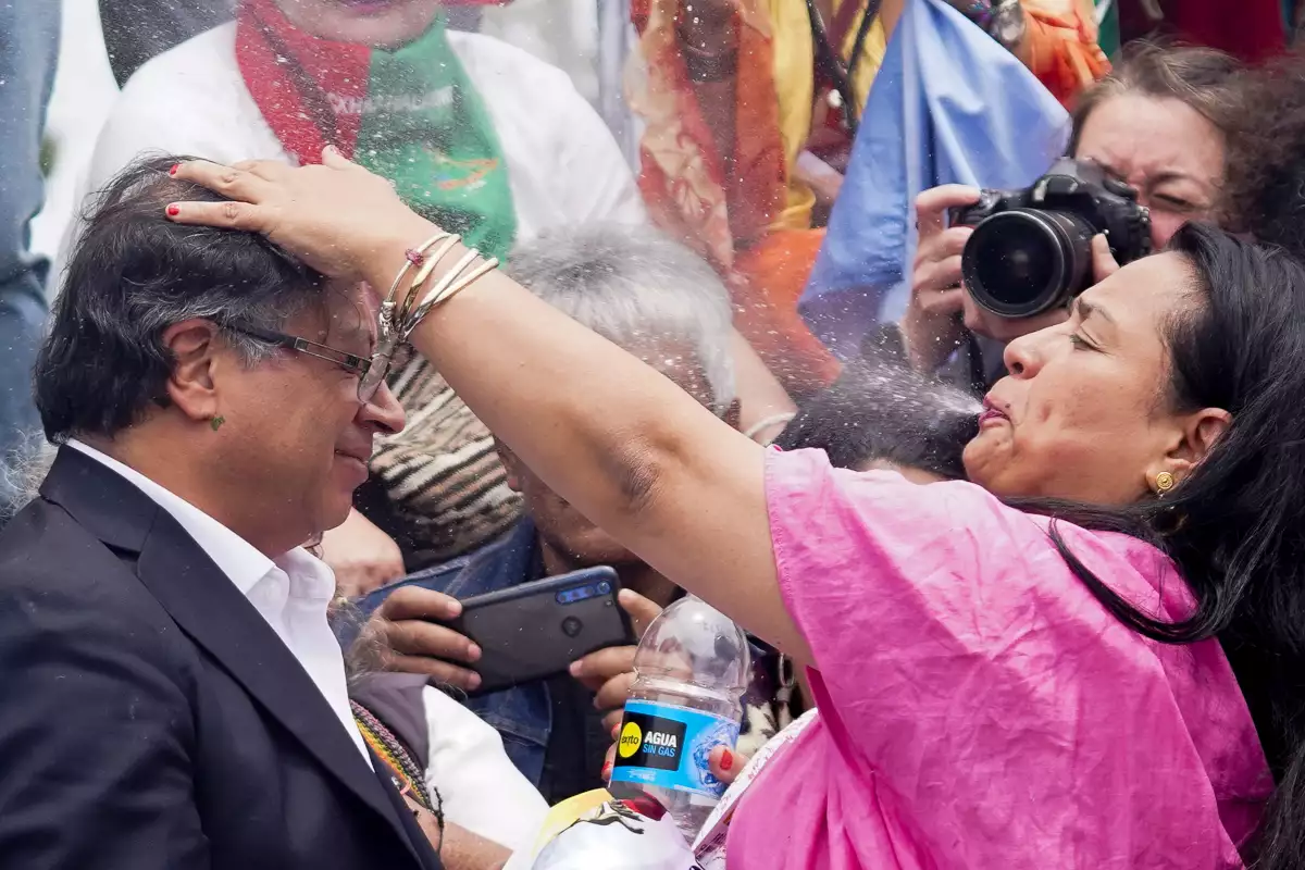 El presidente electo de Colombia, Gustavo Petro, asiste a una ceremonia simbólica de toma de mando organizada por organizaciones populares, étnicas y ancestrales de Colombia, Bogotá. 