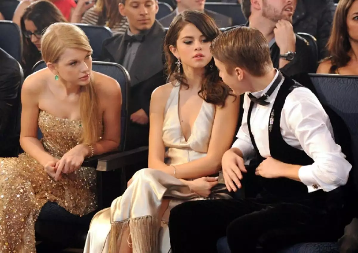 Taylor, Selena y Justin en los American Music Awards de 2011.