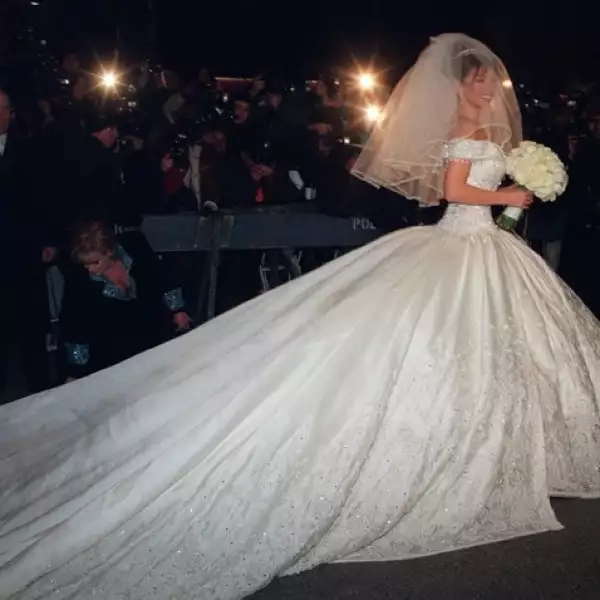 El vestido fue diseñado por Mitzy y está valuado en más de 300 mil dólares. La crinolina estaba hecha con 200 metros de tul y la extensión de la cauda era impresionante, pues 10 kilos de chaquira fueron bordados a lo largo y ancho.