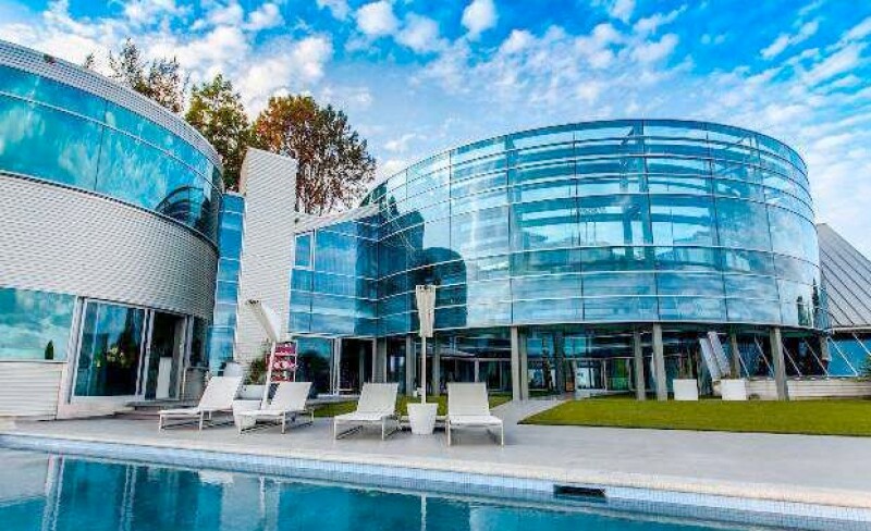 La casa de cristal de Justin Bieber se ha ganado ese apodo gracias a estar hecha de vidrio.