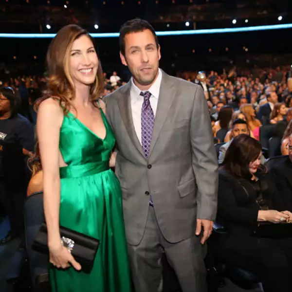 Adam Sandler se presentó con su esposa, Jackie Sandler de quien se dejó ver muy enamorado.
