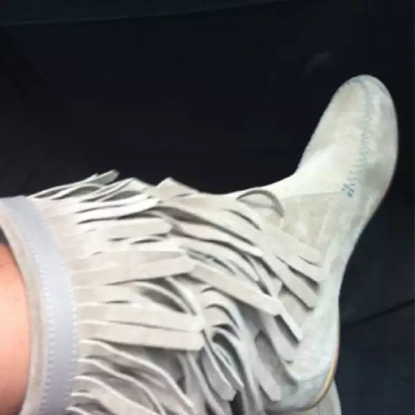 También mostró estas botas divertidas.