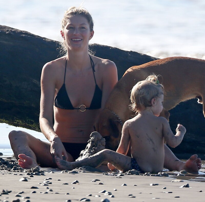 Gisele Bündchen se sentó a jugar en la arena con su pequeña hija Vivian y su perro.