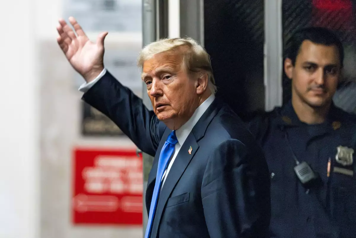 El expresidente de los Estados Unidos, Donald Trump, sale de la sala del tribunal mientras el jurado en su juicio penal continúa deliberando en la Corte Suprema del Estado de Nueva York en Nueva York, Nueva York, EE. UU., el 30 de mayo de 2024.