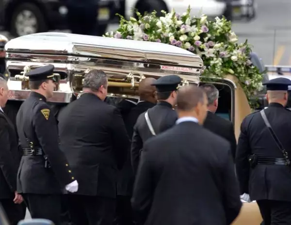 Familiares y amigos le dieron el último adiós a la famosa cantante.