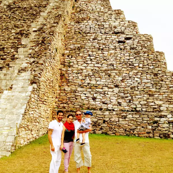 Claudia Lizaldi con su familia en Mayapán