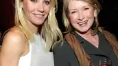 ¡Las cosas se ponen tensas entre las dos “dictadoras” de estilos de vida! Parece que Paltrow (actriz reconvertida en gurú del wellness) empieza ya a poner nerviosa a Martha Stewart.
