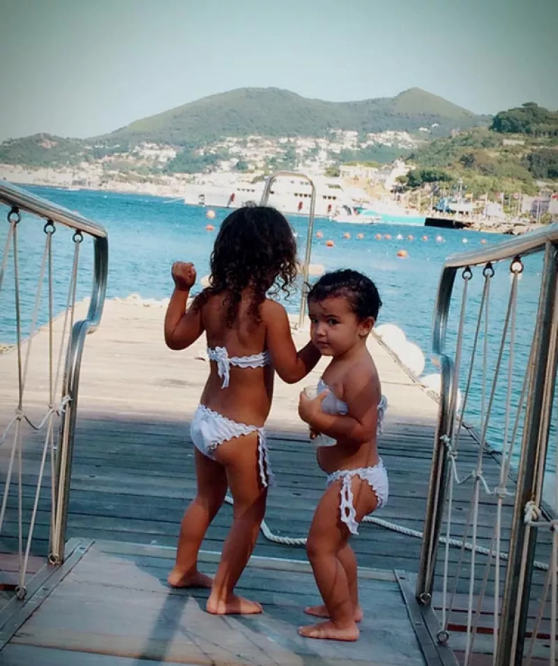 Las pequeñas Erin y Regina disfrutaron al máximo de la playa durante sus vacaciones, donde presumieron sus tiernos trajes de baño.