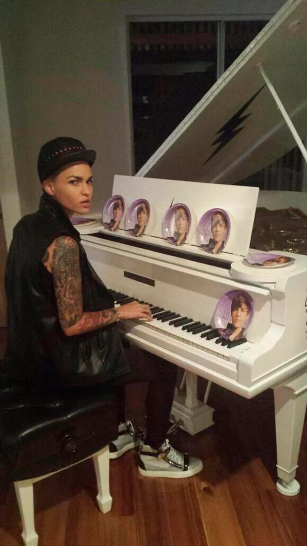 Justin publicó una foto en la que aparece Ruby tocando el piano y éste estaba adornado con imágenes de él.
