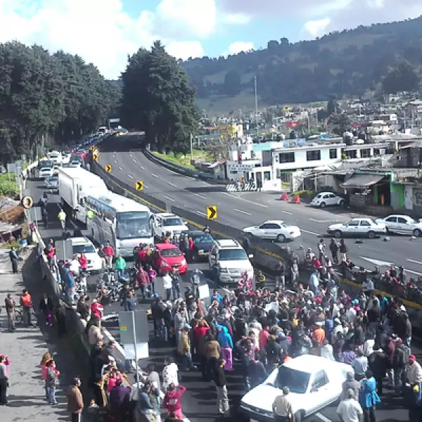 Habitantes el poblado de Tres Marías bloquearon la autopista México-Cuernavaca exigiendo mayor seguridad en la región, aunque el portal CNNMéxico reporta que es por el secuestro de un joven en Morelos.