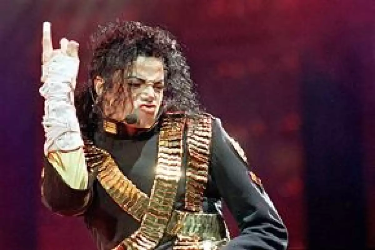 El doctor Conrad Murray "ayudó a identificar las circunstancias alrededor de la muerte del icono pop y clarificó algunas inconsistencias", dijo el sábado en un comunicado la vocera del doctor.