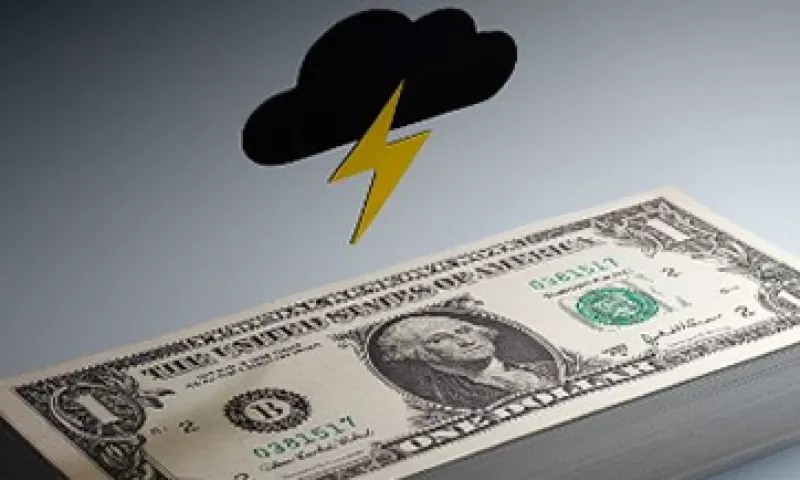 La caída del dólar podría desatar una guerra de divisas entre EU y sus principales socios comerciales. (Foto: Getty Images)