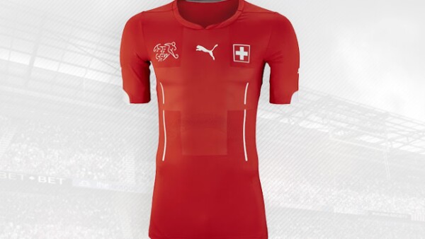 La alemana Puma diseñó esta playera donde incluyó la tradicional cruz de la bandera suiza en el centro.