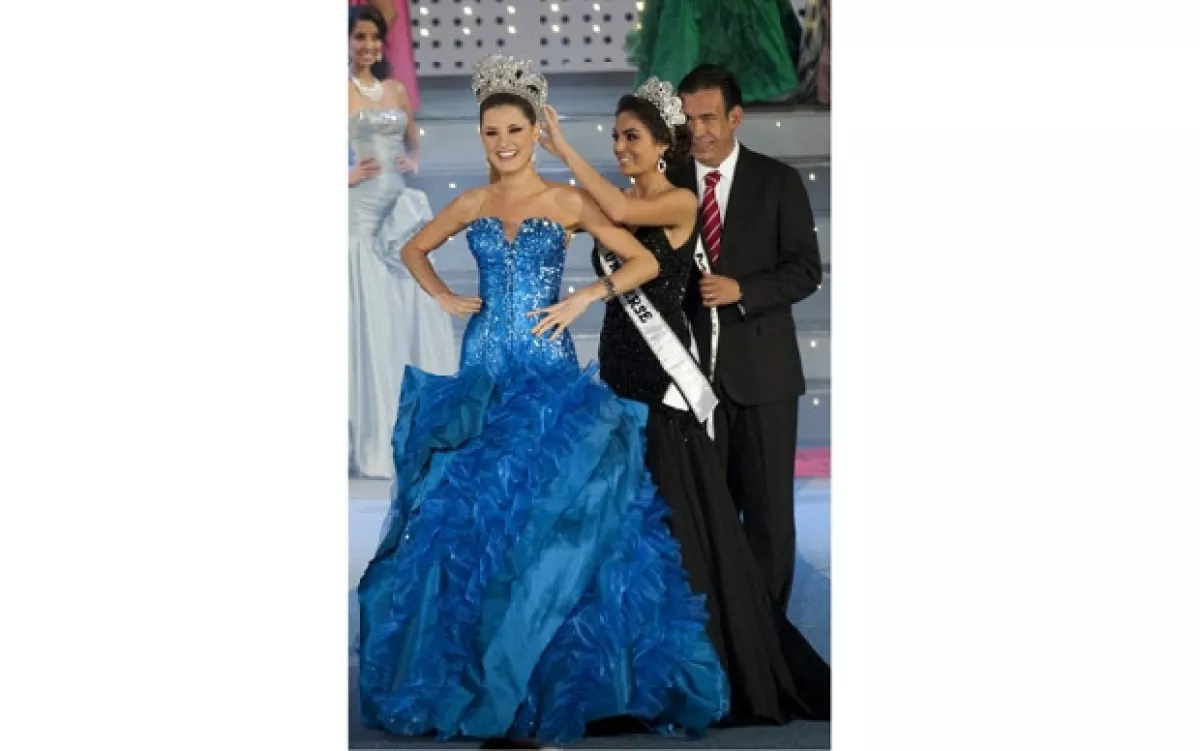 Ximena coronó a Karin como Nustra Belleza México 2010.