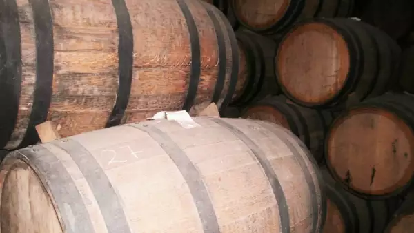 La bebida se almacena en barricas de roble para obtener un tequila reposado o a�ejo