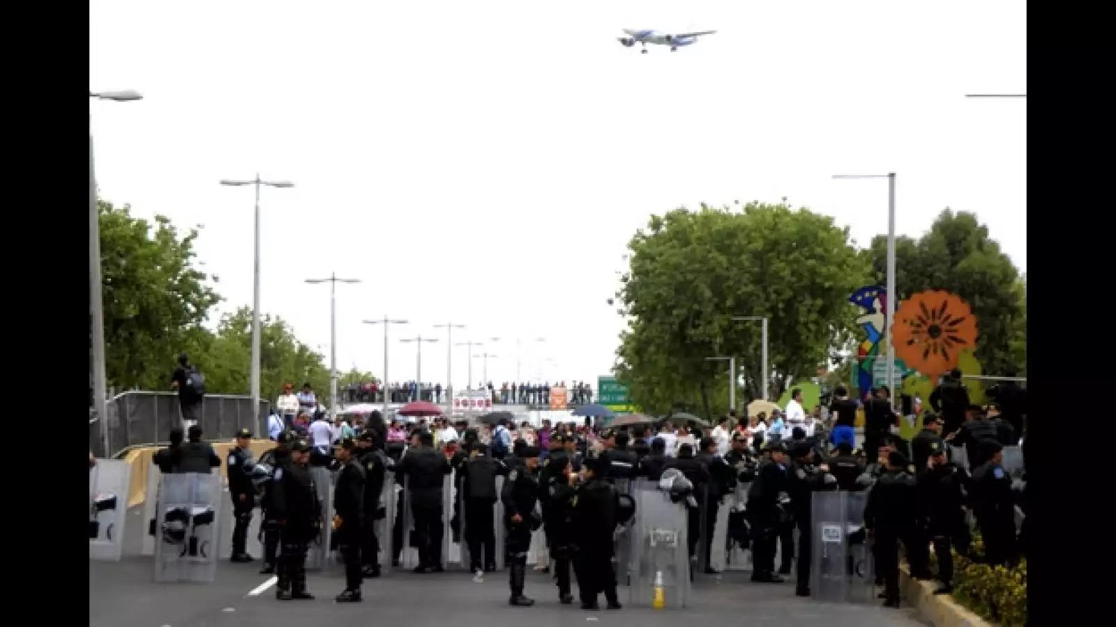bloqueo maestros aeropuerto 14
