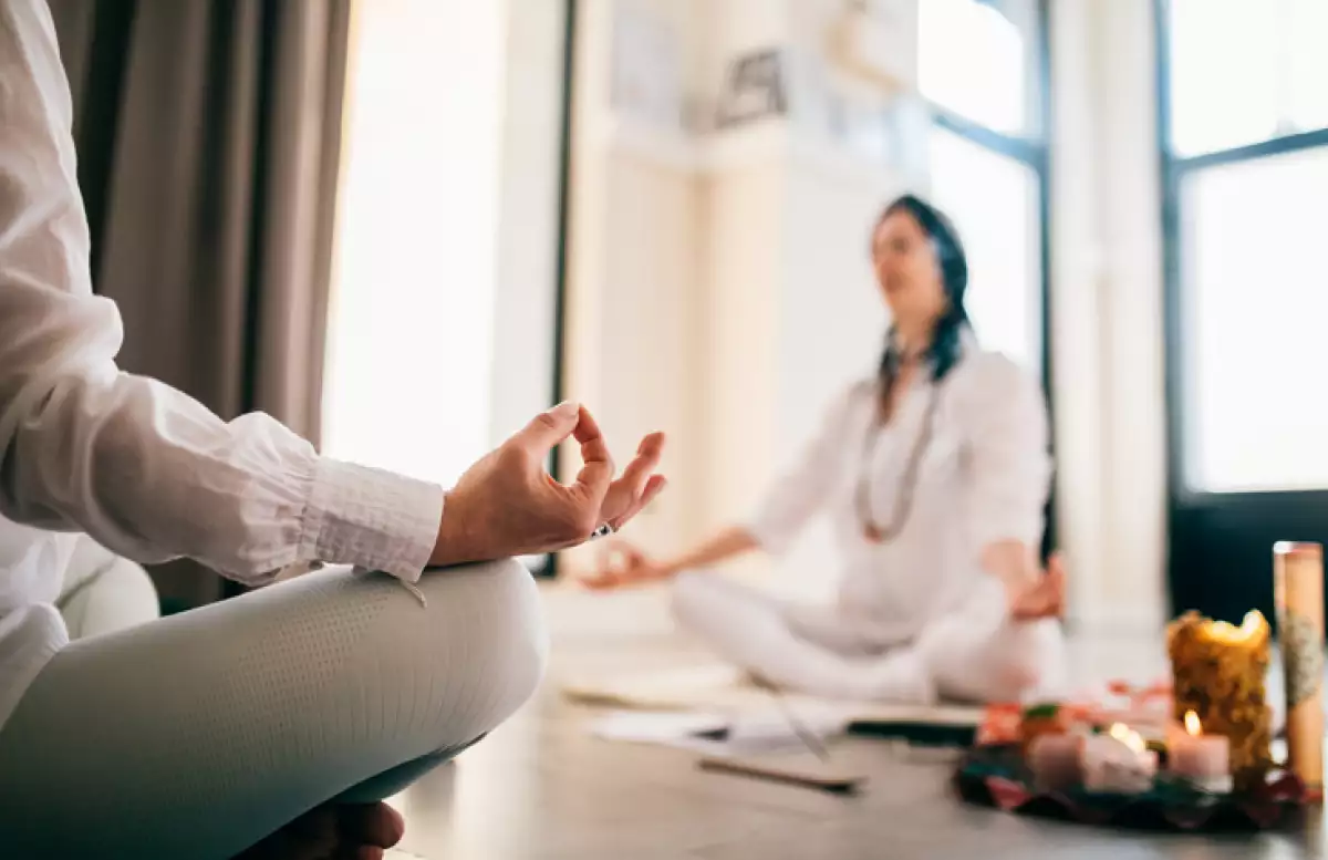 Grupo de personas meditando en una sesión de yoga.