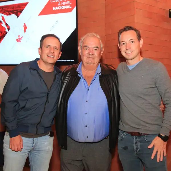 Alejandro Méndez , Juan Manuel y Rodrigo Flores 