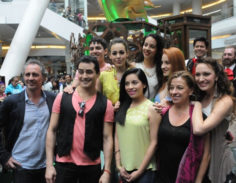 Fueron nueve integrantes de "Wicked" los presentes en el centro comercial.