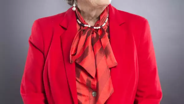 Visitamos a la exitosa escritora en su casa en la Ciudad de México, donde nos compartió sus valores, nos confesó a qué mujeres admira y nos habló de su nueva novela "Dos veces única".